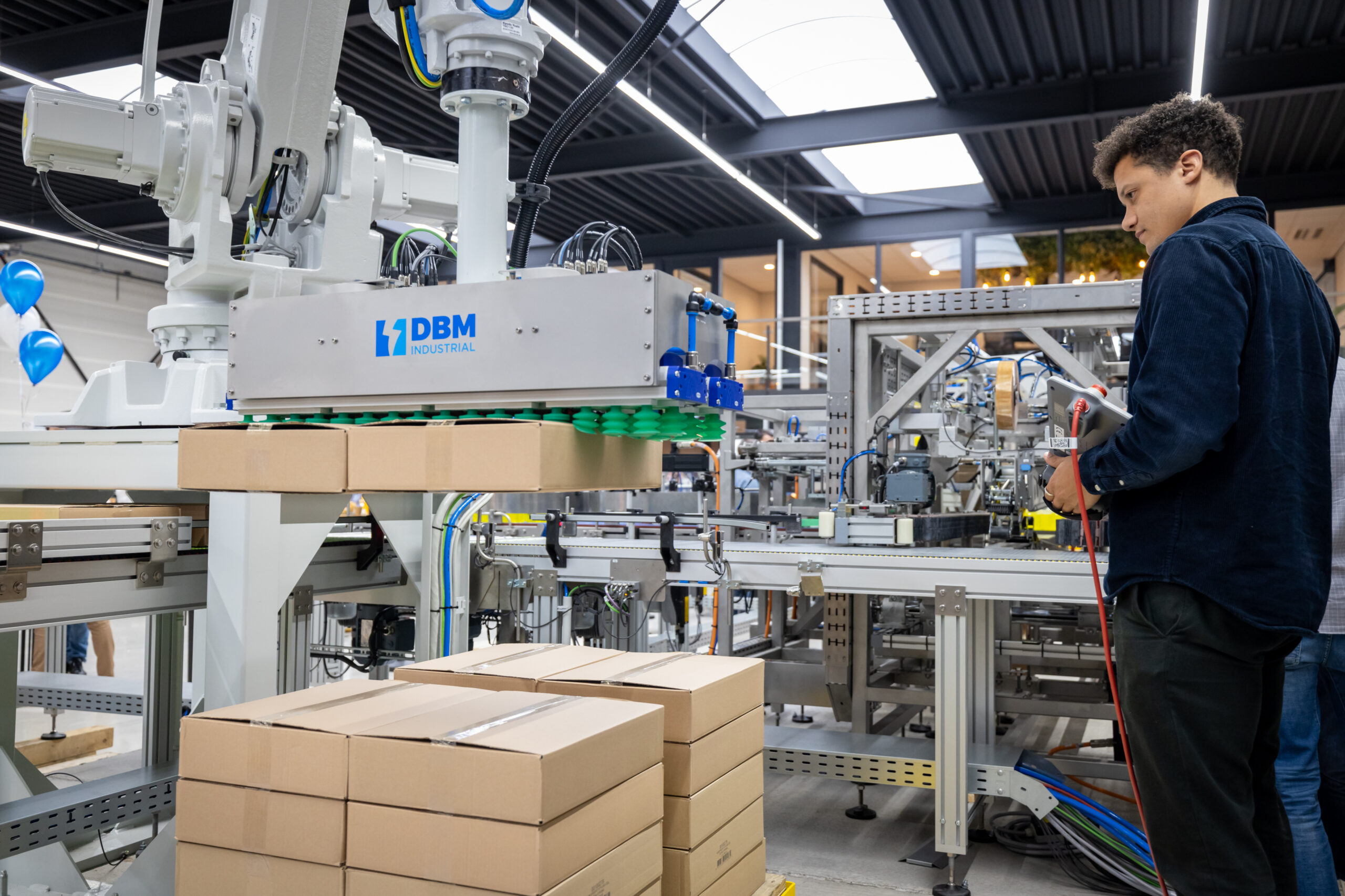 DBM industrial service engineer bij pallet sorteer machine